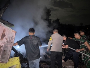 Kebakaran Hanguskan Bangunan Tak Terpakai SDN 03 Nibung, Polsek Paloh Gerak Cepat
