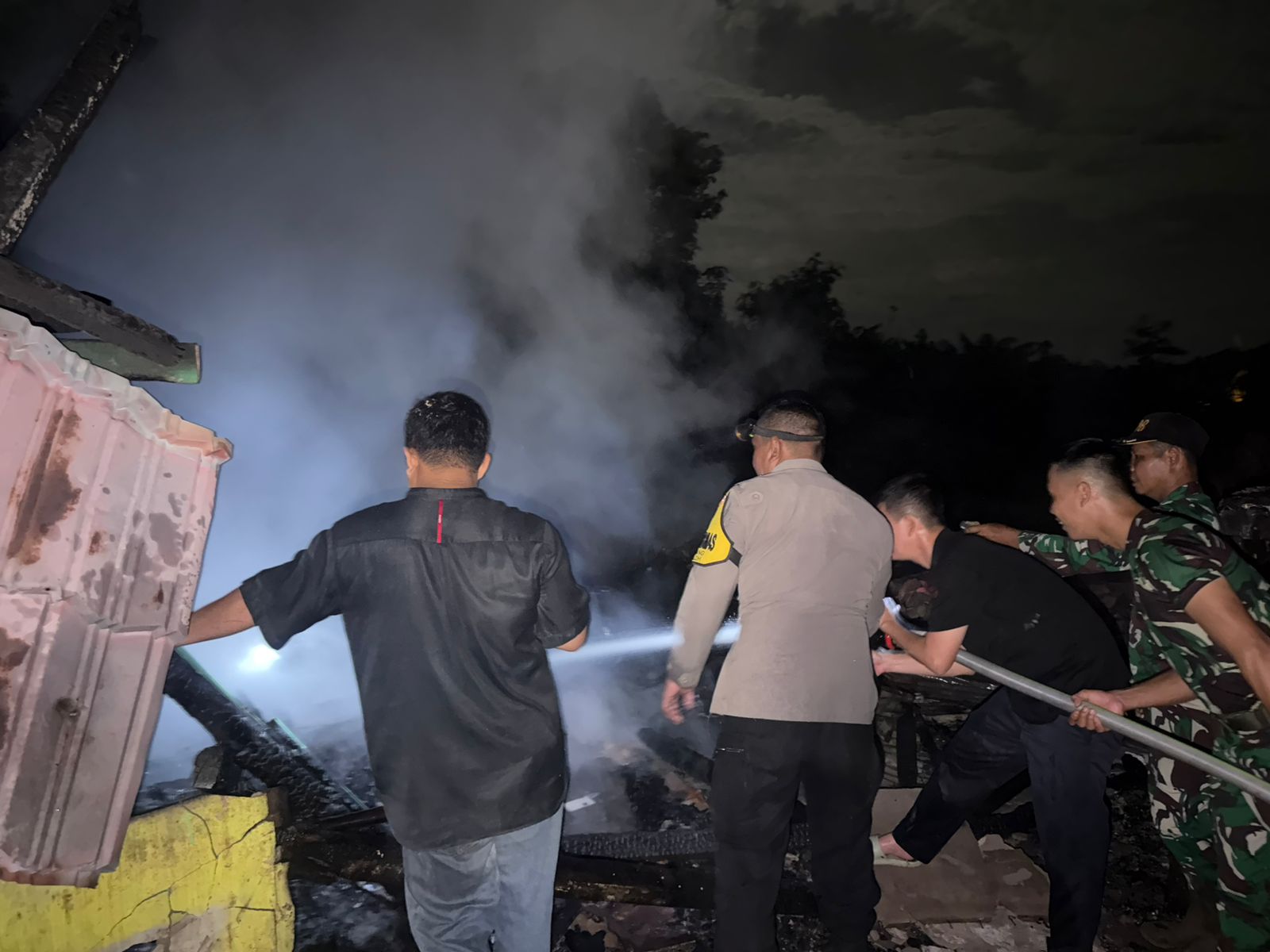 Kebakaran Hanguskan Bangunan Tak Terpakai SDN 03 Nibung, Polsek Paloh Gerak Cepat