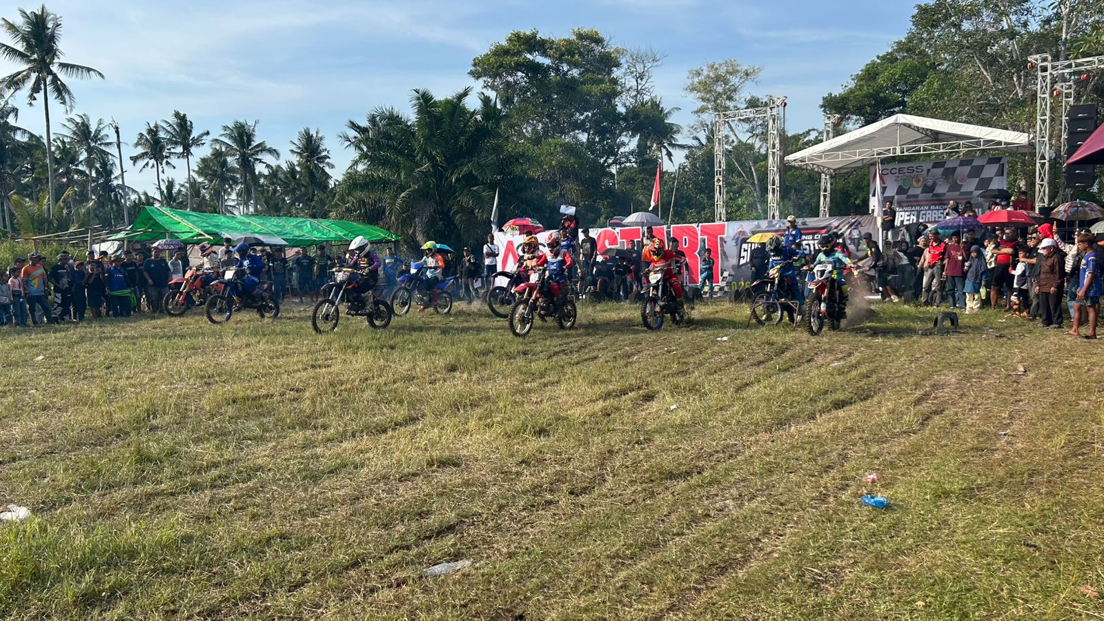 Di Tengah Keterbatasan BBM, Puluhan Crosser Ramaikan Grasstrack Tangaran, Hiburan Lebaran Sekaligus Aksi Donasi