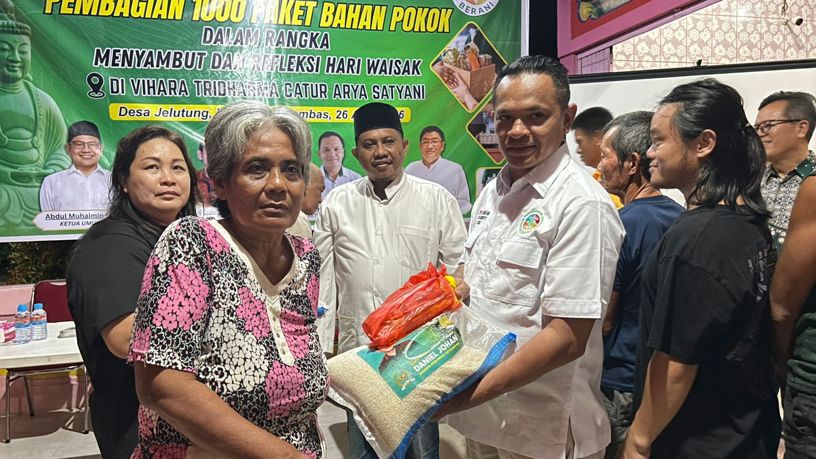 Sentuhan Kepedulian di Hari Waisak, 1.000 Paket Dibagikan di Pemangkat