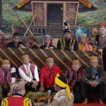 Wagub Krisantus Raih Gelar Adat Cendaga Bandar Bicara Tuah Benua Pada PGD Ke-40