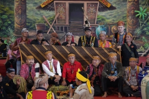 Wagub Krisantus Raih Gelar Adat Cendaga Bandar Bicara Tuah Benua Pada PGD Ke-40