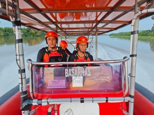 Tim SAR Gabungan Cari Korban Hilang Akibat Sampan Terbalik Saat Memancing di Sungai Laut Tanjung Bunga