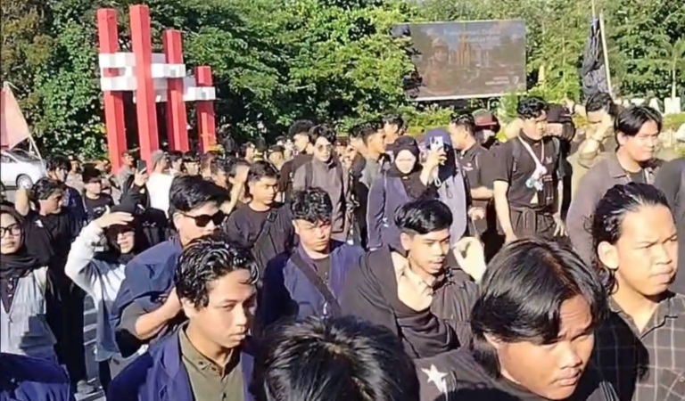 Mahasiswa Tolak Anggota DPRD Kalbar Berorasi Saat Aksi di Bundaran Digulis