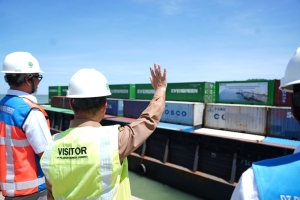 Gubernur Ria Norsan Lepas Ekspor Perdana Peti Kemas Melalui Terminal Kijing