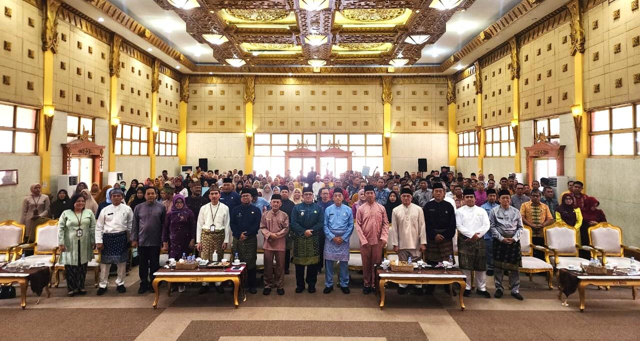 201 ASN Resmi Purna Tugas, Pemkab Sambas Serahkan SK Pensiun