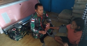 Satgas Pamtas Yon Armed 19/Bogani Dekatkan Layanan Kesehatan kepada Masyarakat Perbatasan di Sajingan Besar