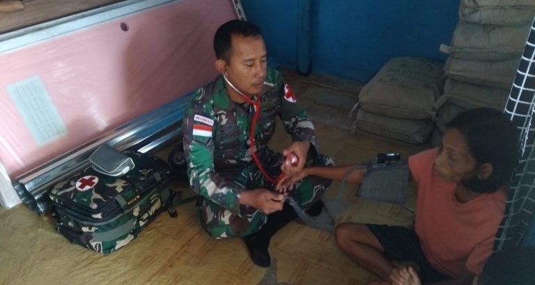 Satgas Pamtas Yon Armed 19/Bogani Dekatkan Layanan Kesehatan kepada Masyarakat Perbatasan di Sajingan Besar