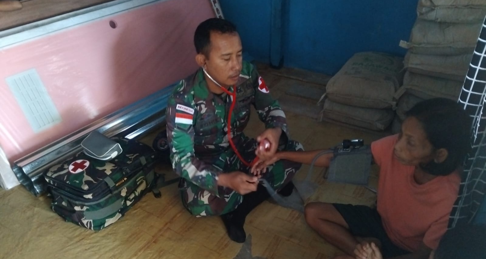 Satgas Pamtas Yon Armed 19/Bogani Dekatkan Layanan Kesehatan kepada Masyarakat Perbatasan di Sajingan Besar