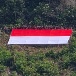 Bukit Tempayan Sajingan Besar Jadi Saksi Berkibarnya Bendera Raksasa Indonesia