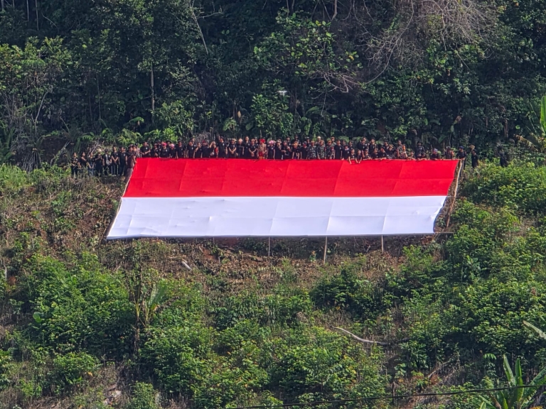 Bukit Tempayan Sajingan Besar Jadi Saksi Berkibarnya Bendera Raksasa Indonesia