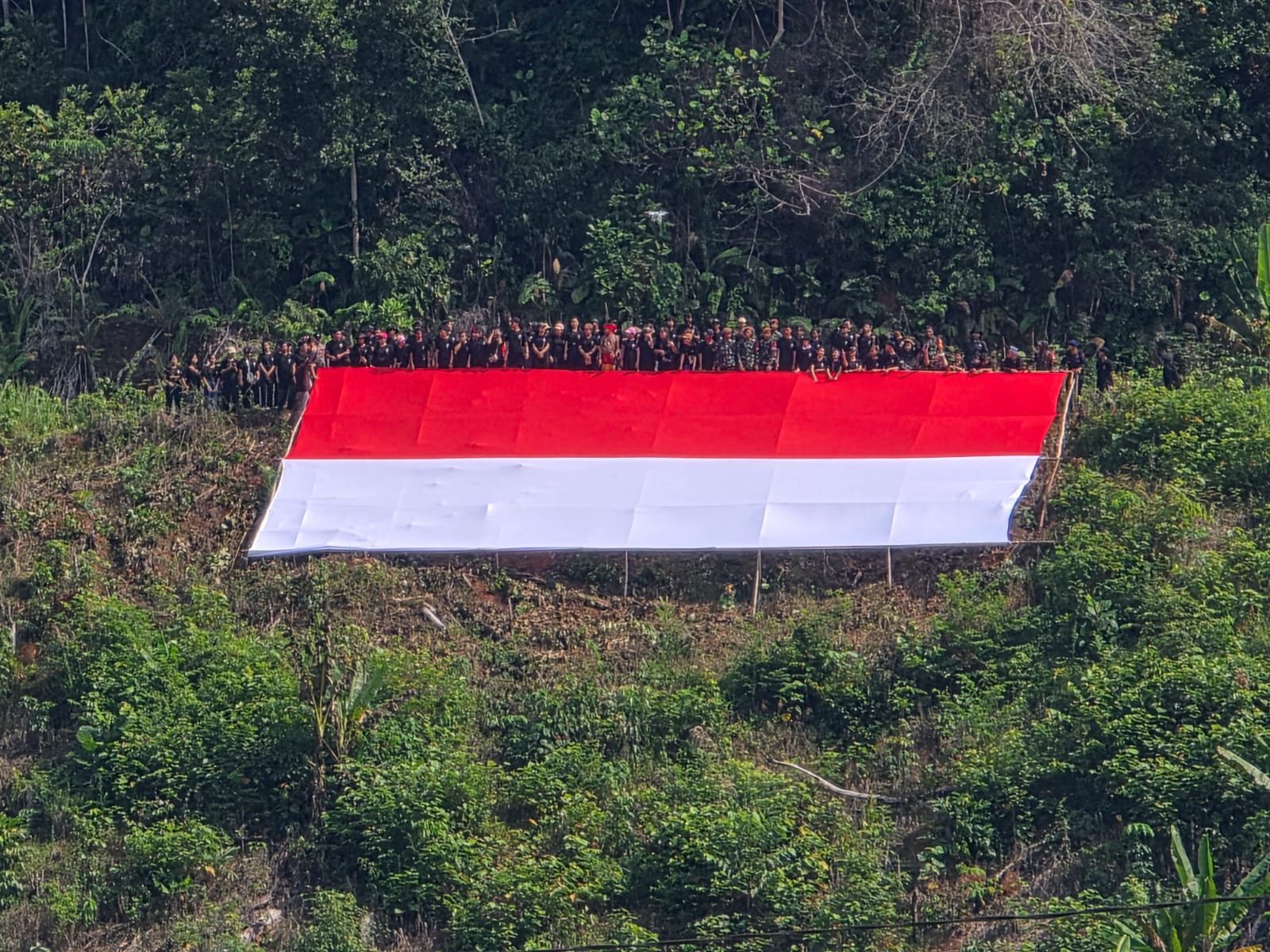Bukit Tempayan Sajingan Besar Jadi Saksi Berkibarnya Bendera Raksasa Indonesia