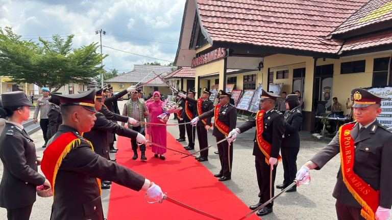 Di Ujung Pengabdian, AKBP Wahyu Jati Wibowo Tinggalkan Sambas dengan Pelukan dan Air Mata