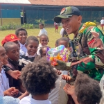 Satgas Pamtas Yonif 645/Garda Yudha Edukasi Siswa SD Negeri Gunung Susu, Papua