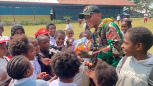 Satgas Pamtas Yonif 645/Garda Yudha Edukasi Siswa SD Negeri Gunung Susu, Papua