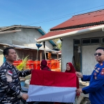 Sambut HUT ke-81 RI, Satpolairud Polres Sambas dan Pos Babinpotmar Bagikan 100 Bendera kepada Nelayan