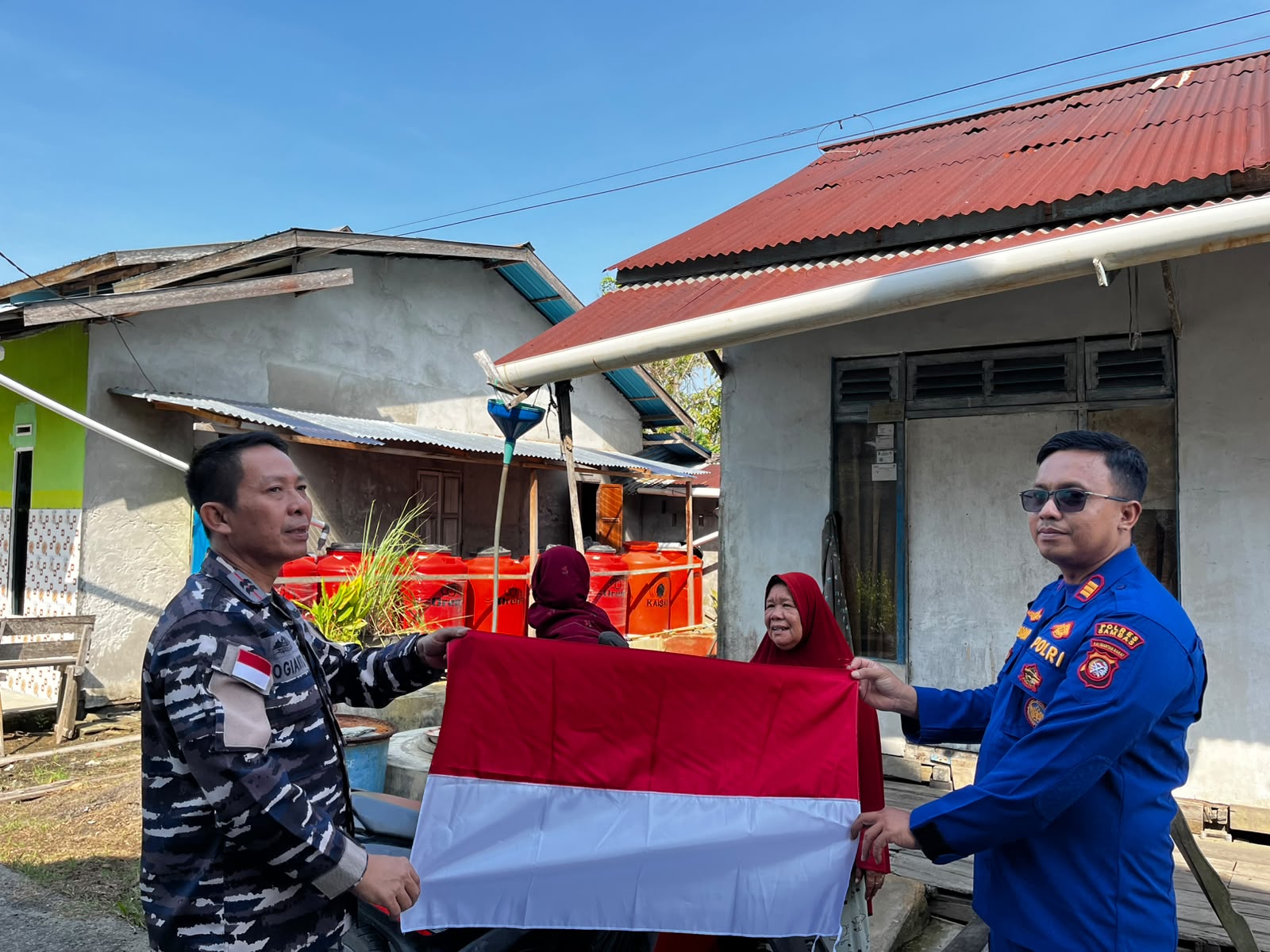 Sambut HUT ke-81 RI, Satpolairud Polres Sambas dan Pos Babinpotmar Bagikan 100 Bendera kepada Nelayan