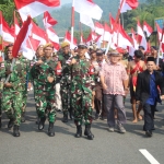 Satgas Pamtas Yonarmed 19/Bogani Bersama Stakeholder Sajingan Besar Gelar Napak Tilas Sambut HUT ke-81 RI