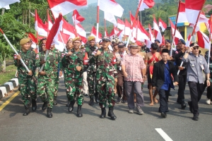 Satgas Pamtas Yonarmed 19/Bogani Bersama Stakeholder Sajingan Besar Gelar Napak Tilas Sambut HUT ke-81 RI