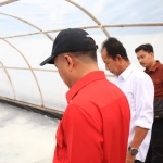 Wagub Krisantus Tinjau Usaha Garam Rakyat Di Desa Sebubus, Dorong Paloh Jadi Sentra Garam Kalbar