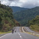 Pesona Jalan Perbukitan Sajingan Besar, Suguhkan Panorama Alam Hijau yang Memanjakan Mata