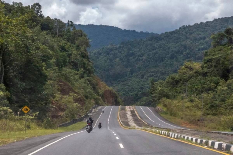 Pesona Jalan Perbukitan Sajingan Besar, Suguhkan Panorama Alam Hijau yang Memanjakan Mata