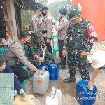 TNI-Polri dan Pemdes Kembali Distribusikan Air Bersih, 4.200 Liter untuk Warga Segedong