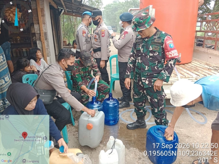 TNI-Polri dan Pemdes Kembali Distribusikan Air Bersih, 4.200 Liter untuk Warga Segedong