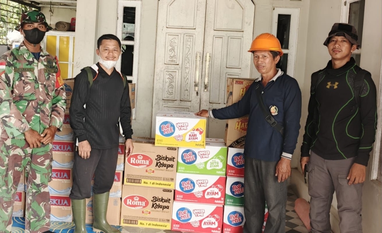 Dukung Perjuangan Tim Pemadam Karhutla, Mitra SPPG Sungai Baru Salurkan Bantuan Logistik