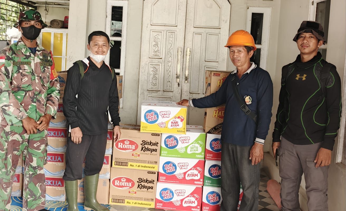 Dukung Perjuangan Tim Pemadam Karhutla, Mitra SPPG Sungai Baru Salurkan Bantuan Logistik