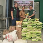 Ringankan Beban Warga Terdampak Karhutla Kalbar, PT SEC dan PT MI Salurkan Bantuan Sembako