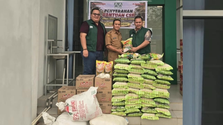 Ringankan Beban Warga Terdampak Karhutla Kalbar, PT SEC dan PT MI Salurkan Bantuan Sembako