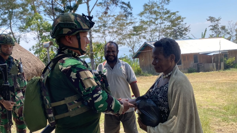 Satgas Yonif 645/Gardatama Yudha Gelar Pelayanan Kesehatan dan Bagi Sargal untuk Warga Napua