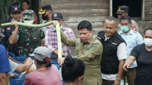 Bupati Satono Salurkan Air Bersih untuk Warga Sekura dan Tri Mandayan di Tengah Karhutla