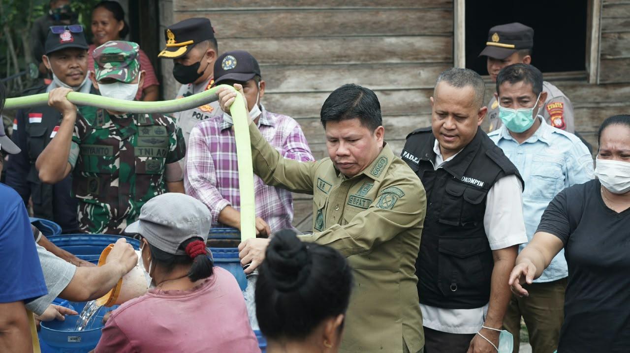 Bupati Satono Salurkan Air Bersih untuk Warga Sekura dan Tri Mandayan di Tengah Karhutla