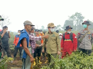 Bupati Sambas Turun ke Lokasi Kebakaran, Petugas Gabungan Berupaya Kendalikan Api