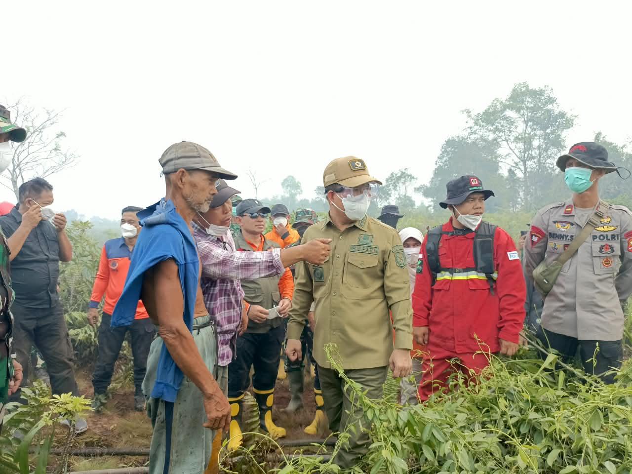 Bupati Sambas Turun ke Lokasi Kebakaran, Petugas Gabungan Berupaya Kendalikan Api