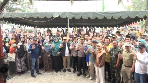 Warga Sendoyan Bersyukur, Bupati Sambas Gratiskan Paket Sembako Rp75 Ribu