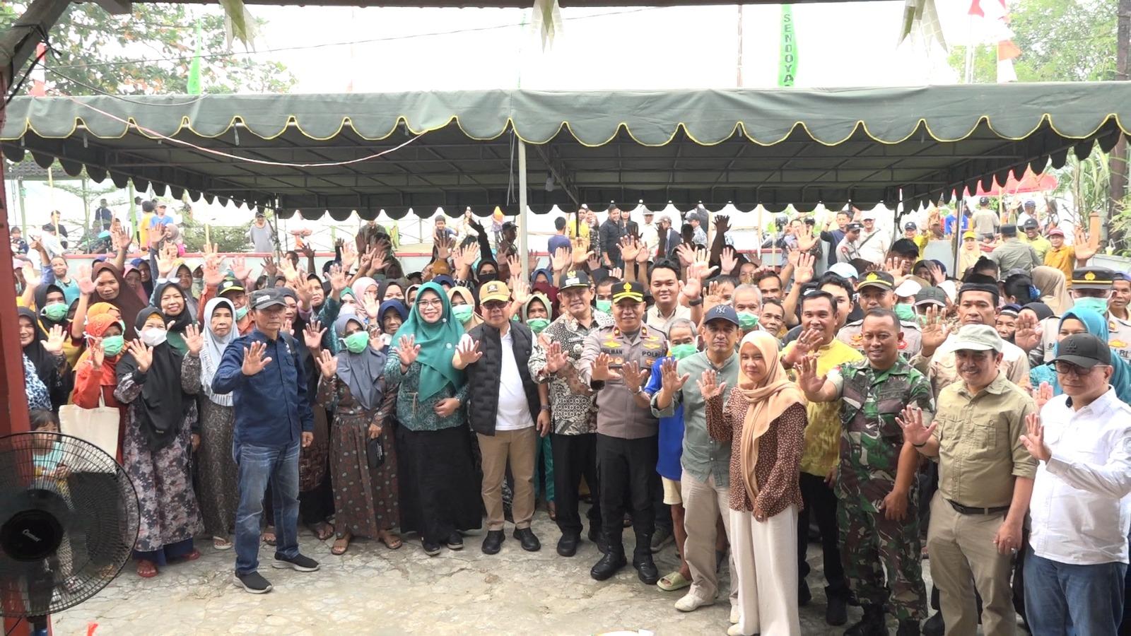 Warga Sendoyan Bersyukur, Bupati Sambas Gratiskan Paket Sembako Rp75 Ribu