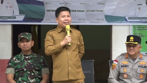 Bupati Satono Luncurkan Penyaluran Bantuan Pangan Beras untuk Masyarakat Sambas