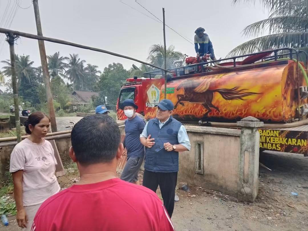 Dampak Karhutla, Pemkab Sambas Salurkan Air Bersih untuk Warga Kecamatan Paloh
