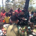 Jelang HUT TNI Ke-81, Satgas Yonif 645/GTY Gelar Doa dan Makan Bersama Warga Napua
