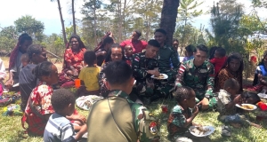 Jelang HUT TNI Ke-81, Satgas Yonif 645/GTY Gelar Doa dan Makan Bersama Warga Napua