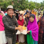 Social Security Licence (SSL) PT Putra Lirik Domas (PT PLD), Gedion, menyerahkan bantuan sembako kepada warga dalam kegiatan Operasi Pasar Murah di Kecamatan Tangaran, Kabupaten Sambas. (Dok. Istimewa)