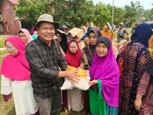 Social Security Licence (SSL) PT Putra Lirik Domas (PT PLD), Gedion, menyerahkan bantuan sembako kepada warga dalam kegiatan Operasi Pasar Murah di Kecamatan Tangaran, Kabupaten Sambas. (Dok. Istimewa)